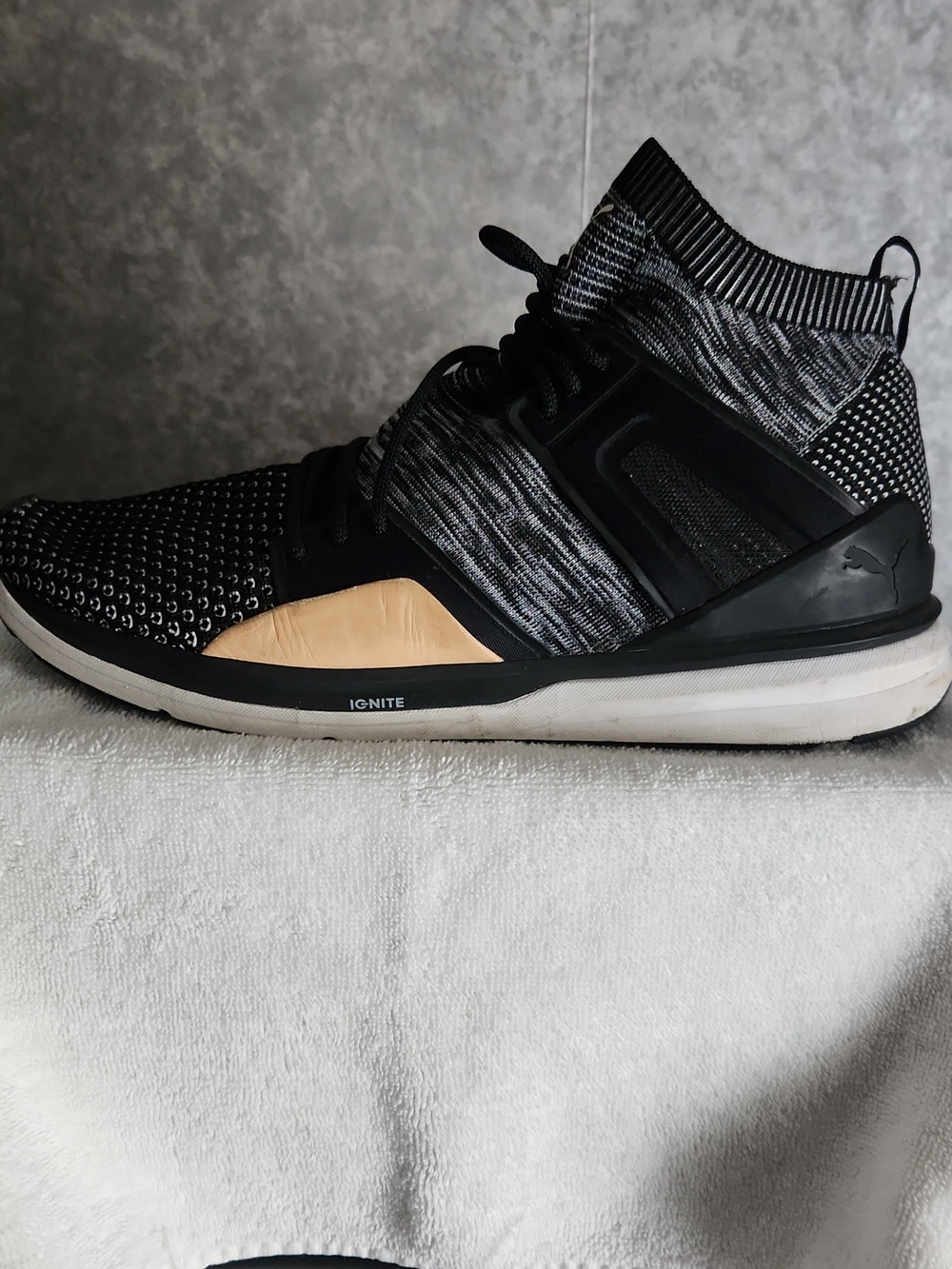 Puma Men’s Black and Tan Knit Athletic Sneakers(size 13)